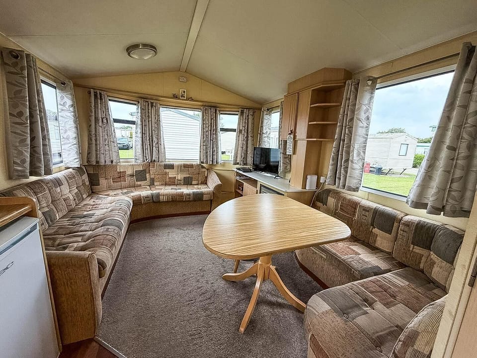 Discover your next family holiday on the beautiful Norfolk coast with this fantastic 6 berth caravan in Scratby.