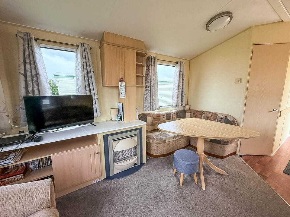 This cosy booth is perfect for everything from family breakfasts to evening board games, creating an inviting hub for socialising and dining.