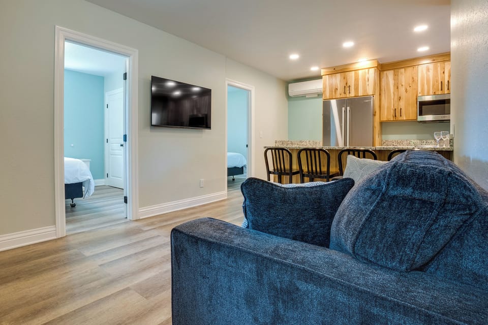 Living Room | Free WiFi | Smart TV | Central A/C | Queen Sleeper Sofa