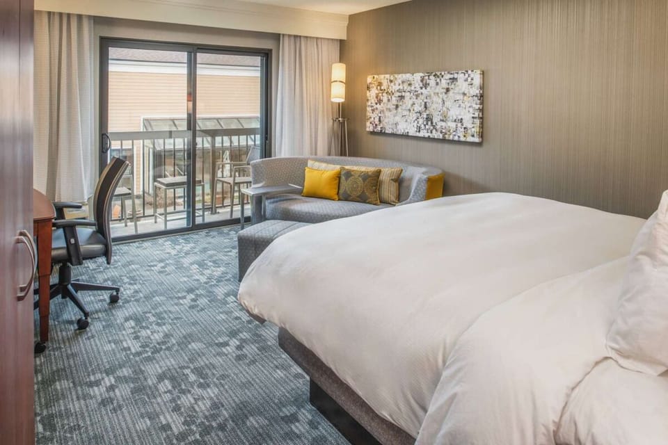 Unit with King bed. Exact unit will be assigned upon arrival. Views, colors, and decor may vary.