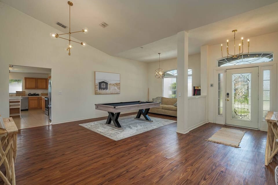 Front door, family room, connects to Kitchen