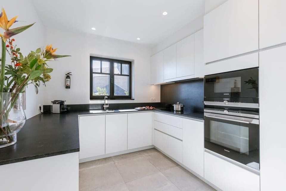 Open and fully equipped kitchen