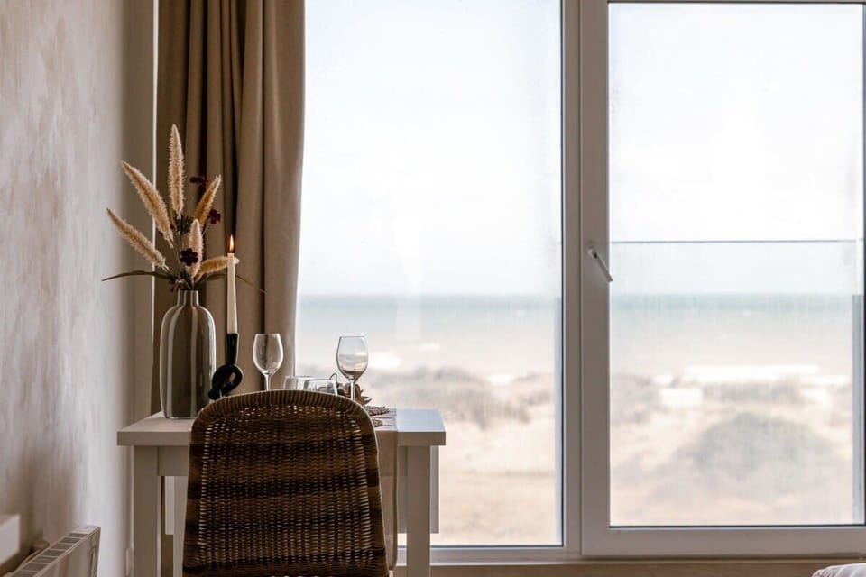 Diningtable for 2 with seaview