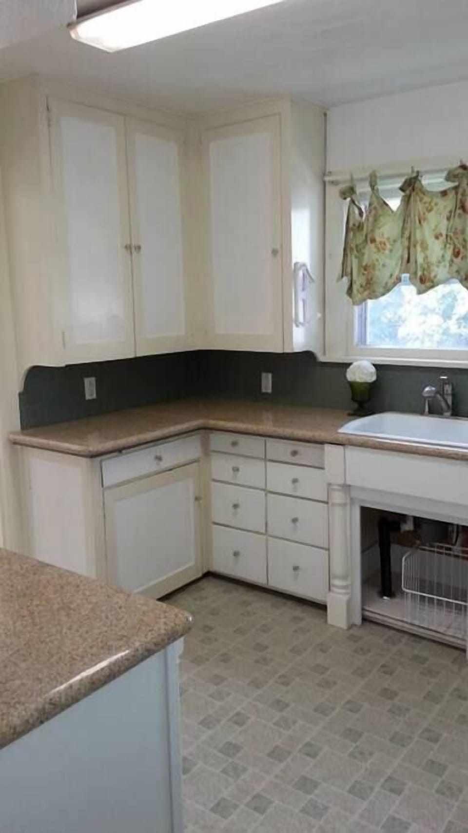 Period Style Kitchen - Cute as can be!