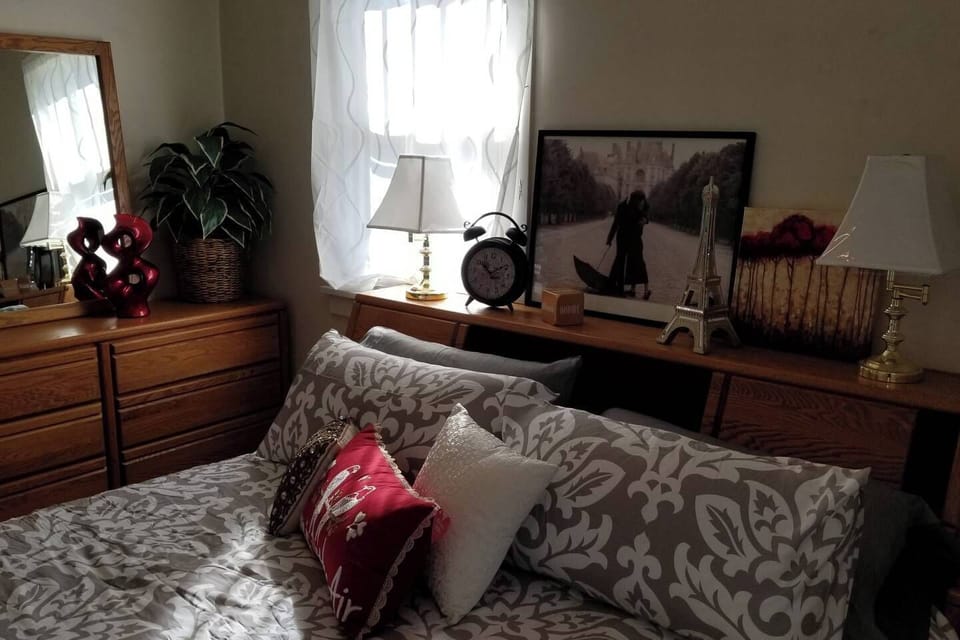 Bed just upgraded to a King Sized Memory Foam mattress with Bloomingdale's Bedding.  Bed set in this home is now Oak - Photos will be updated. 