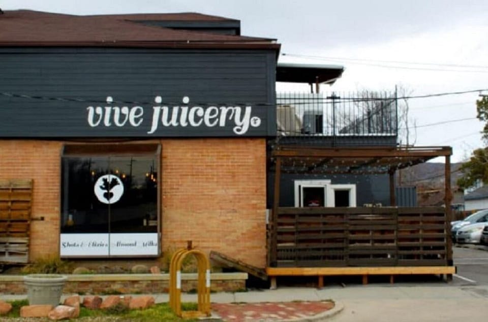 2 min walk from property, best juice in SL!
