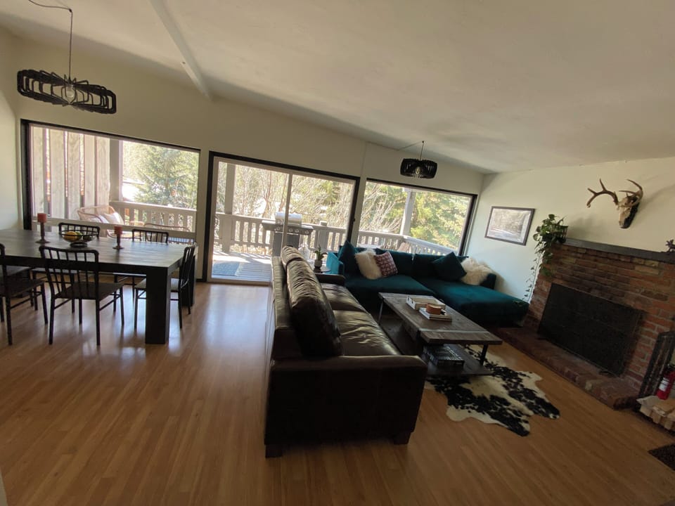 Dining area and Livingroom