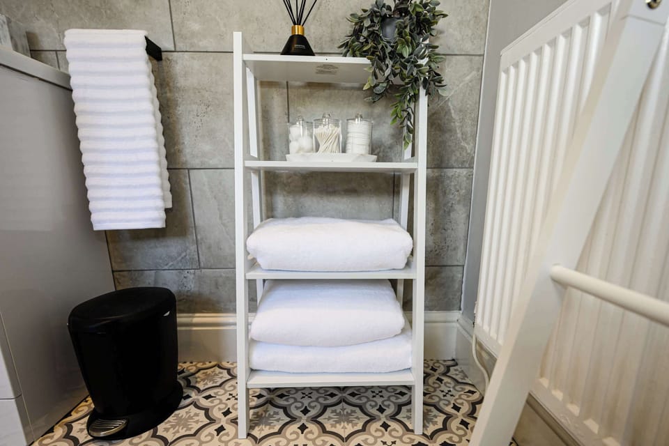 Bathroom storage & fresh linen