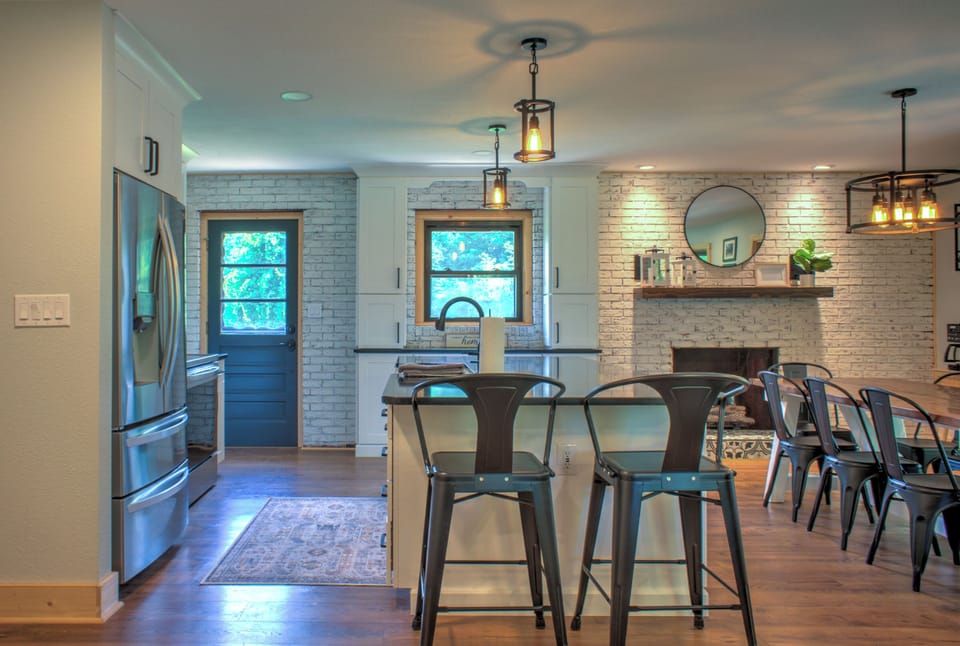 Chef's Kitchen w/ Breakfast Bar Seating