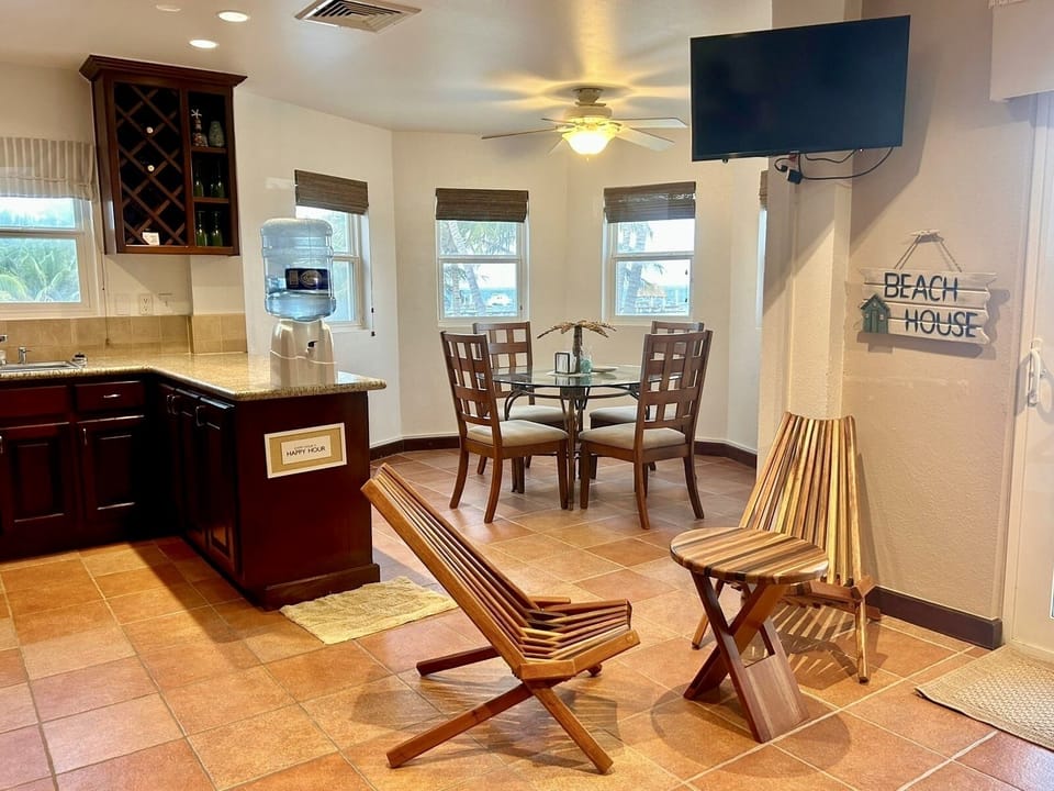 Dining alcove with sea view