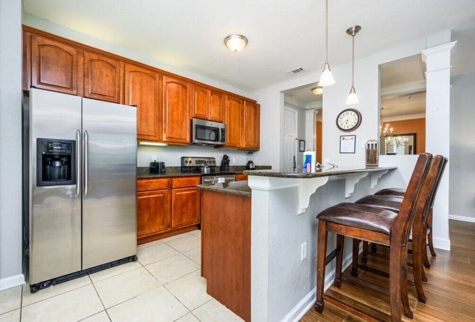Kitchen and Breakfast Bar