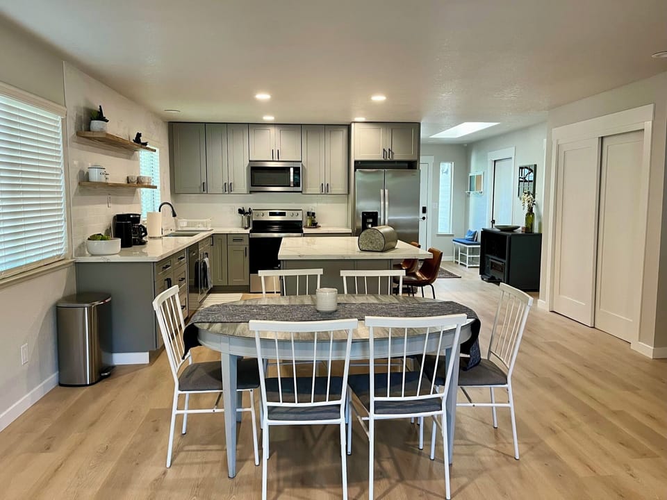 Seating for 6 at the dining table