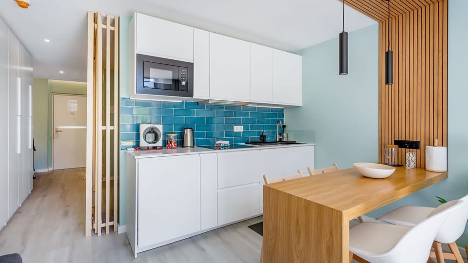A fully equipped kitchenette with all the necessary amenities to prepare a delicious home-cooked meal during your stay. #cooking #algarve #apartment #lovely #airbnb