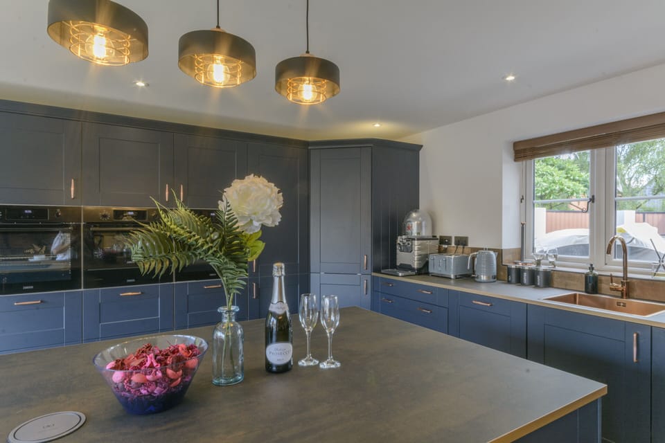 A beautiful island in the kitchen, Prosecco on arrival!