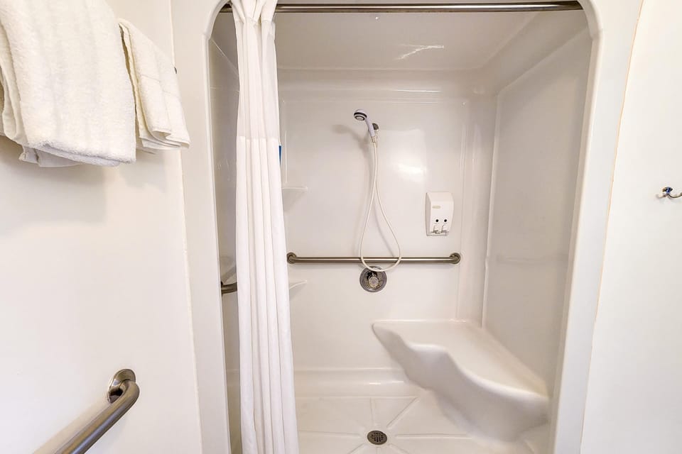 Ivey House Hotel Basic King Room image 4