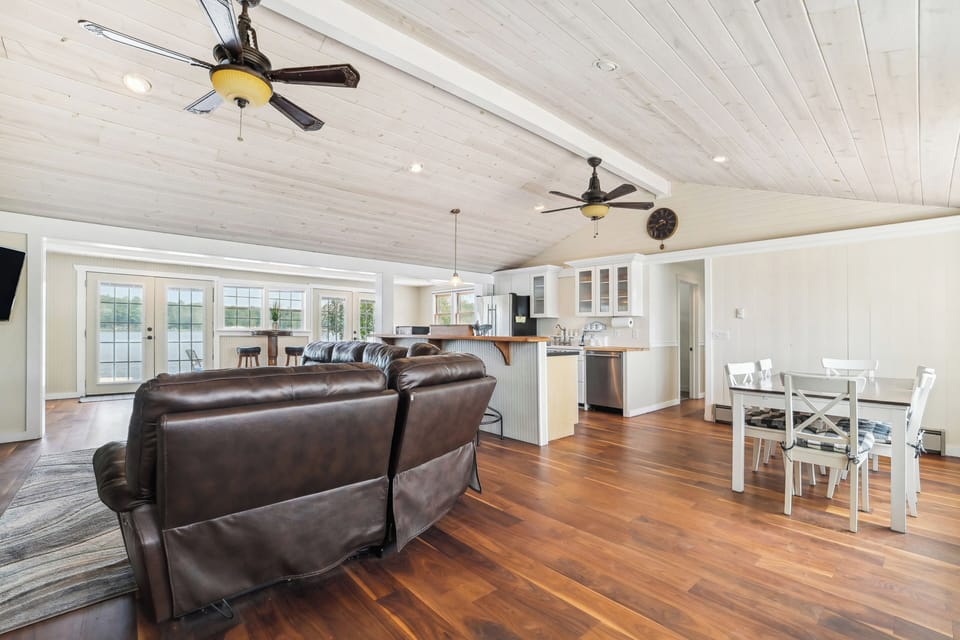 Dining Area | Dishware/Flatware