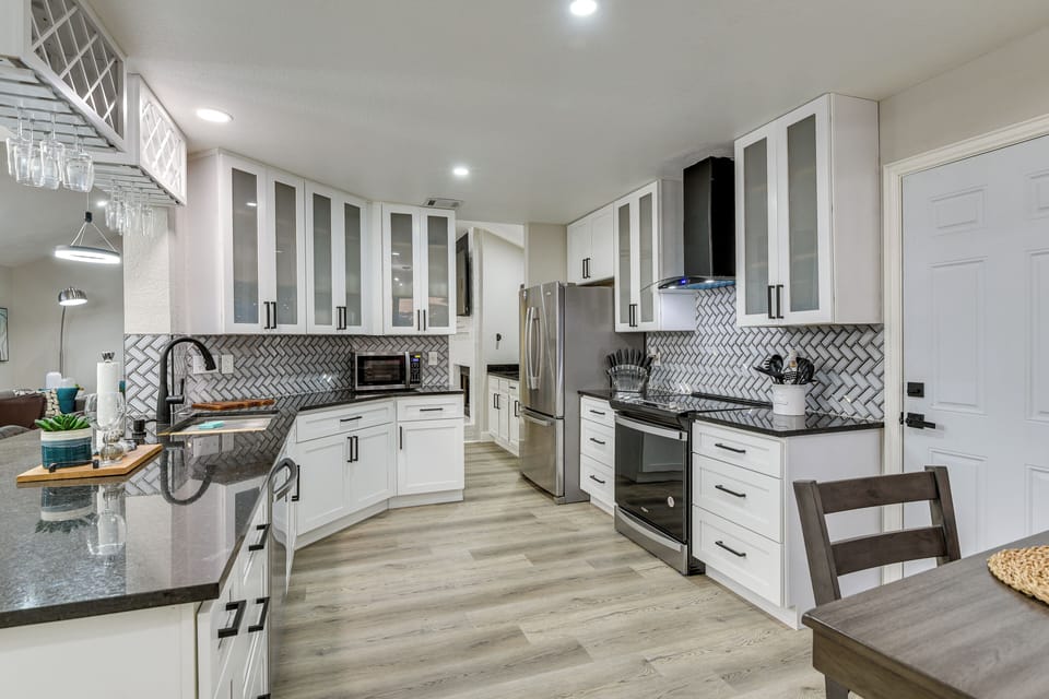 Kitchen | Breakfast Nook | Bar Seating