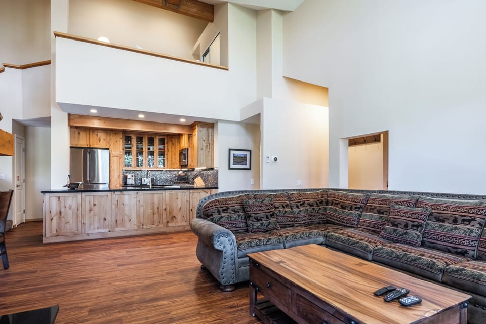 Living Room, Gas Fireplace, Flatscreen TV