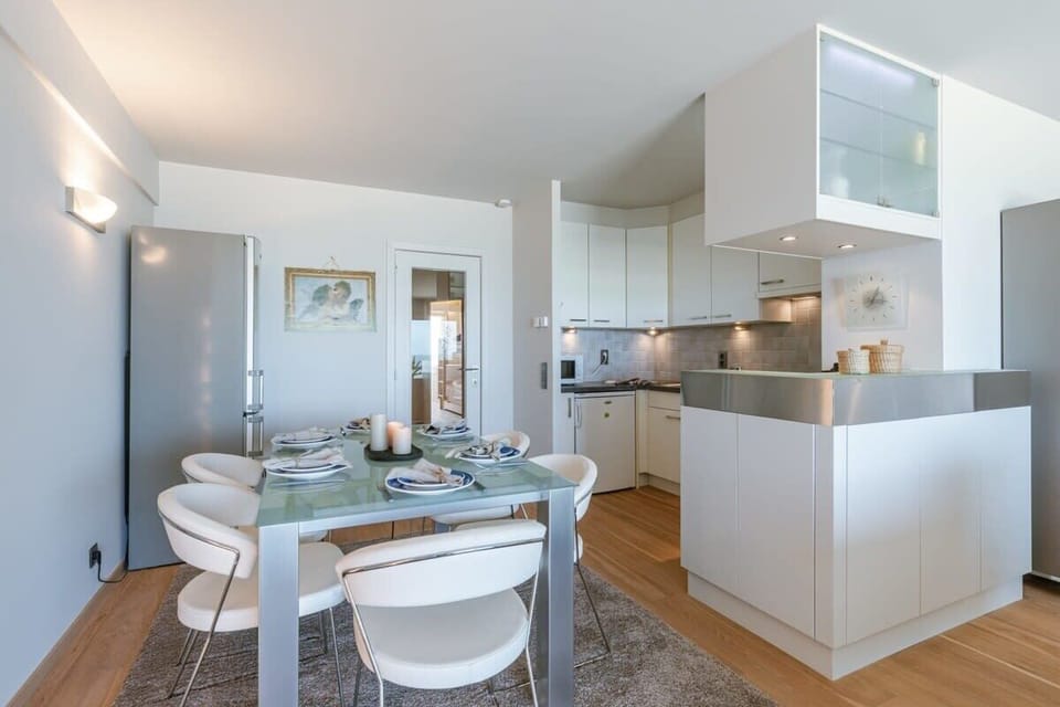 Practical kitchen with dining table