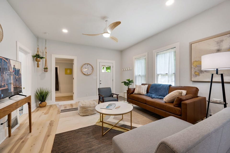 Spacious living room 