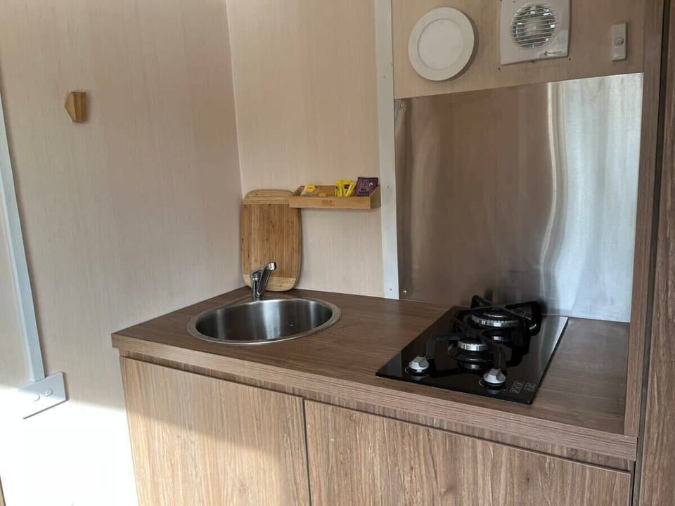 Kitchette with gas stove and hot water