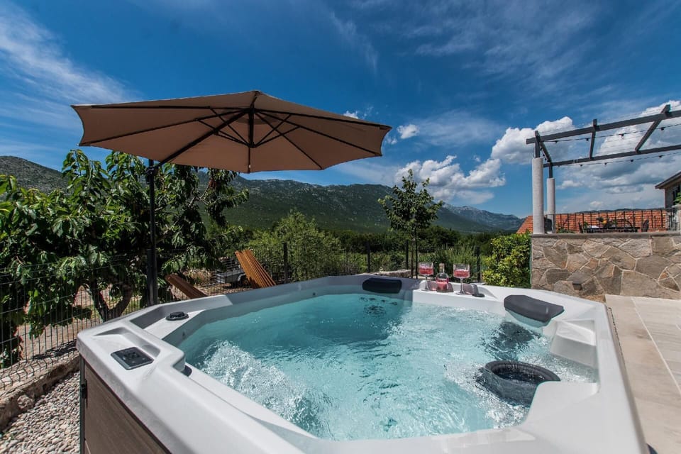 Outdoor spa tub