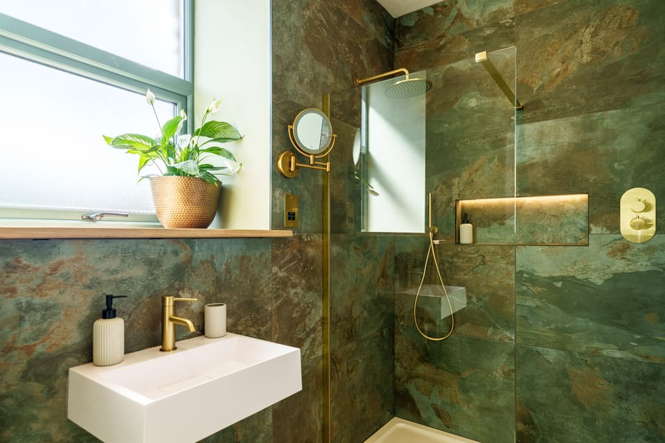 Tan Apartment, Shap | Shower room