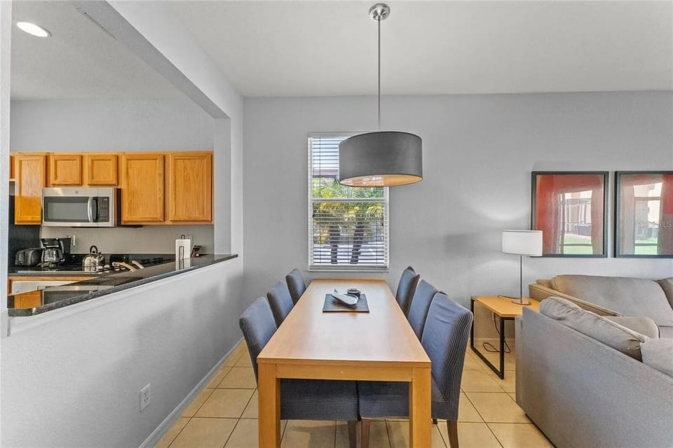 Dining area seats 6
