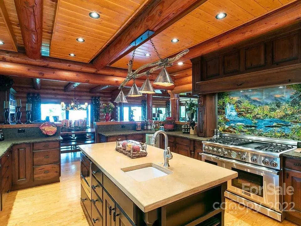 Fully stocked kitchen - table seating for 4
