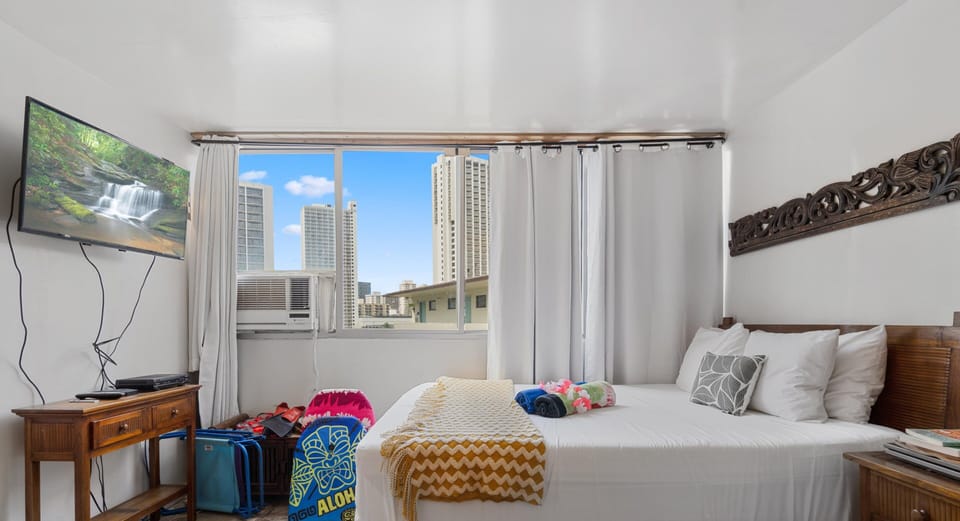 Queen bed with new comfy mattress, new remodeled kitchen, air conditioner, WiFi