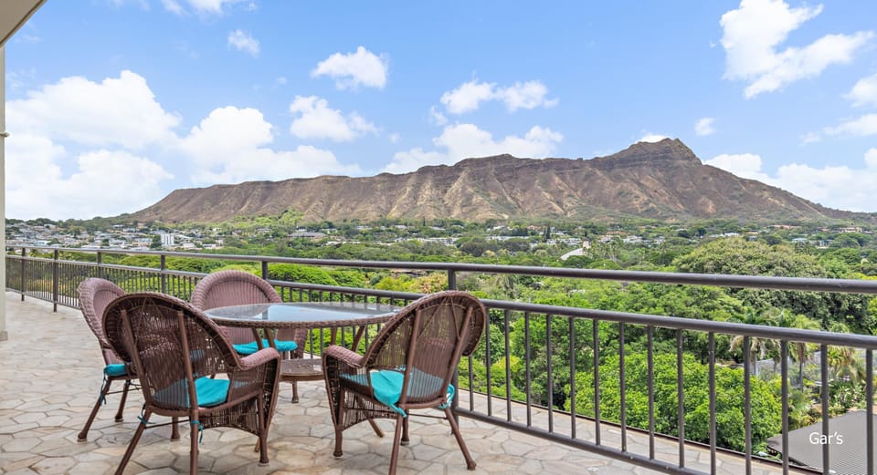 Shared rooftop with Gorgeous ocean views of beach and spectacular Diamond Head!