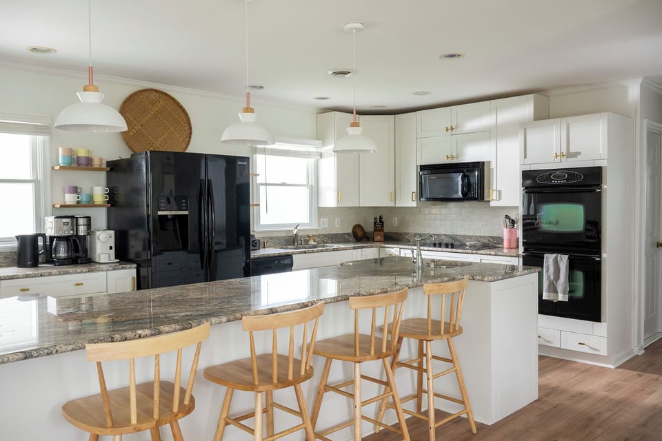 We like to cook! It's a fully stocked kitchen (yes, really). 