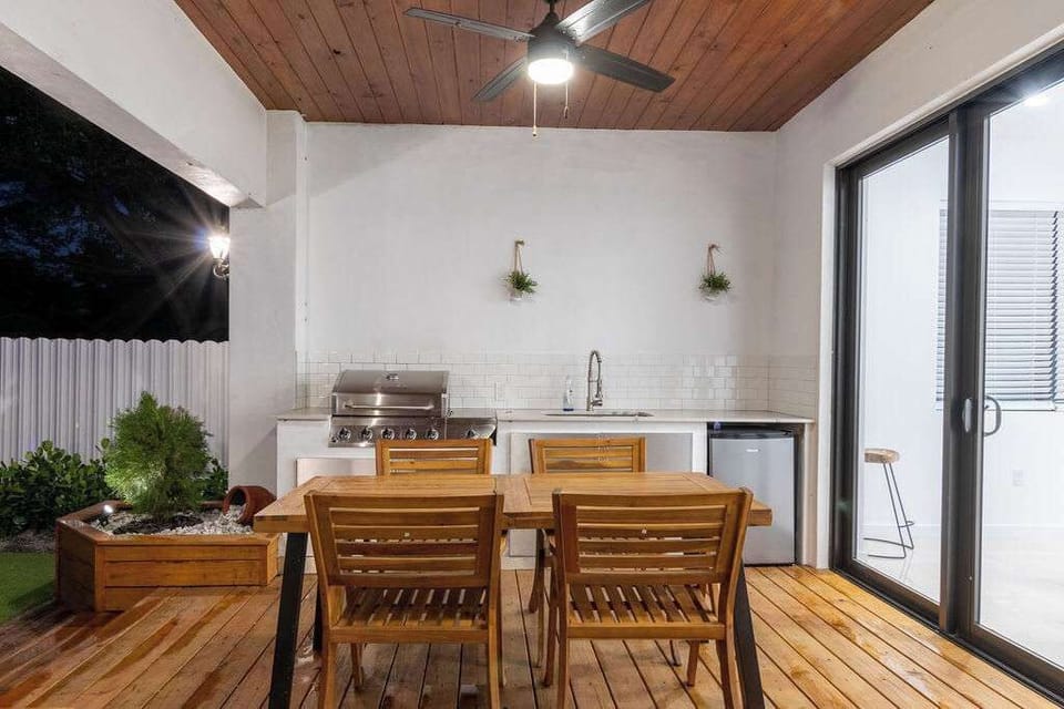 Grill & outdoor kitchen.