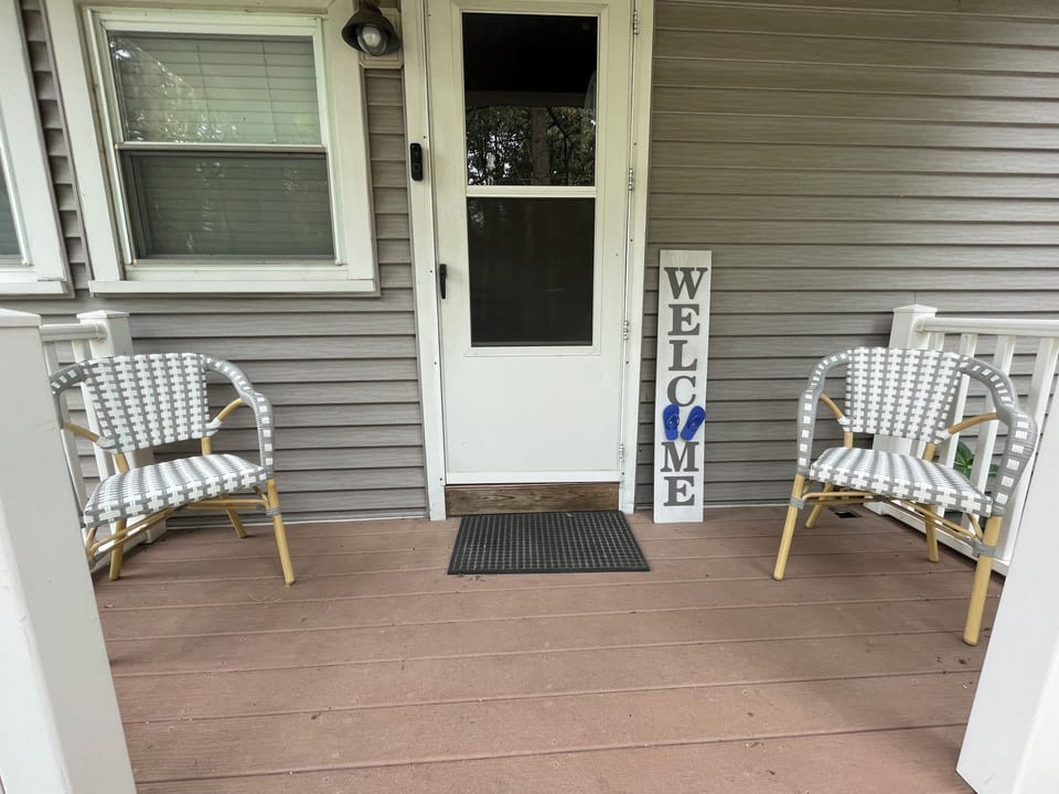 WELCOME TO FLIP FLOP STOP! Front Porch with Seating Area