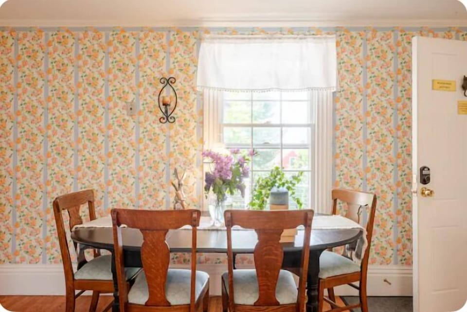 Table expands, seating 8-10