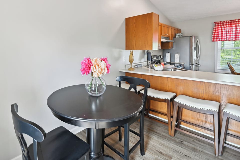 Dining Area | Dishware Provided