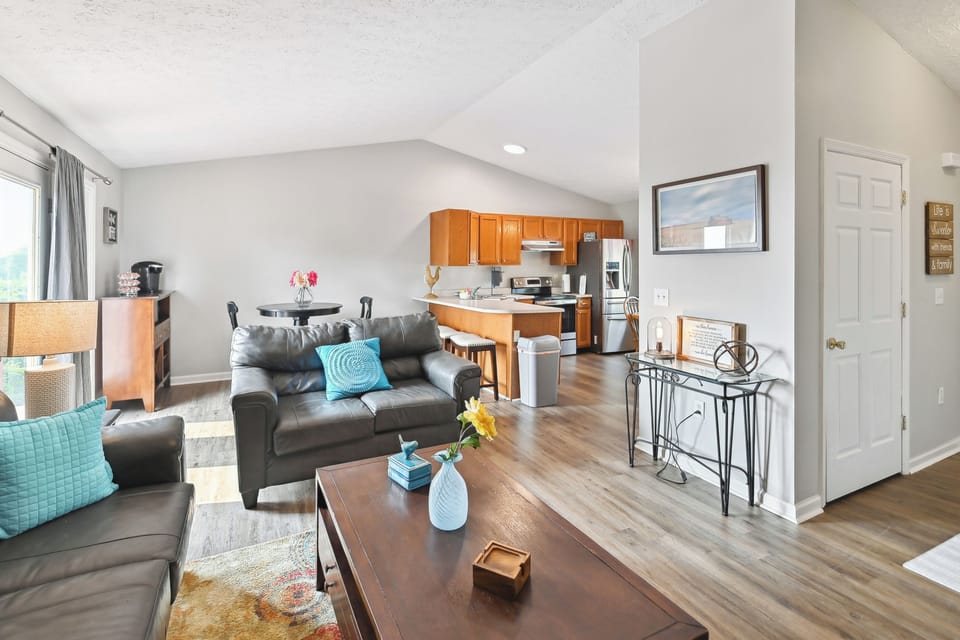 Living Room | Free WiFi | Smart TV | Wood-Burning Fireplace