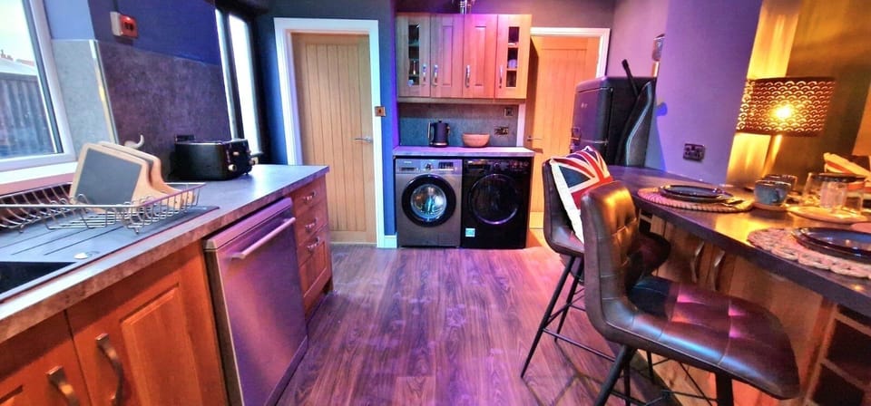 (29) Kitchen with Appliances 