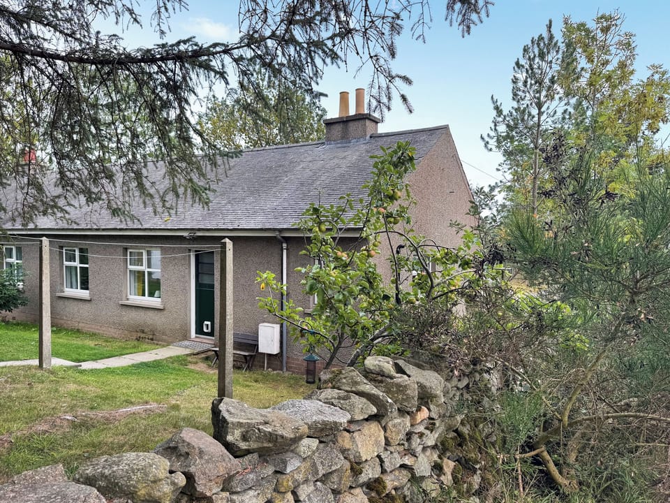 Exterior | Damil Cottage - Asloun Farmstay, Alford