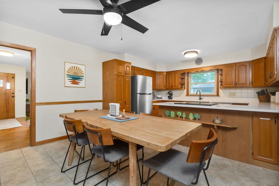 Dine-in kitchen has been updated with stainless appliances & quartz countertop.