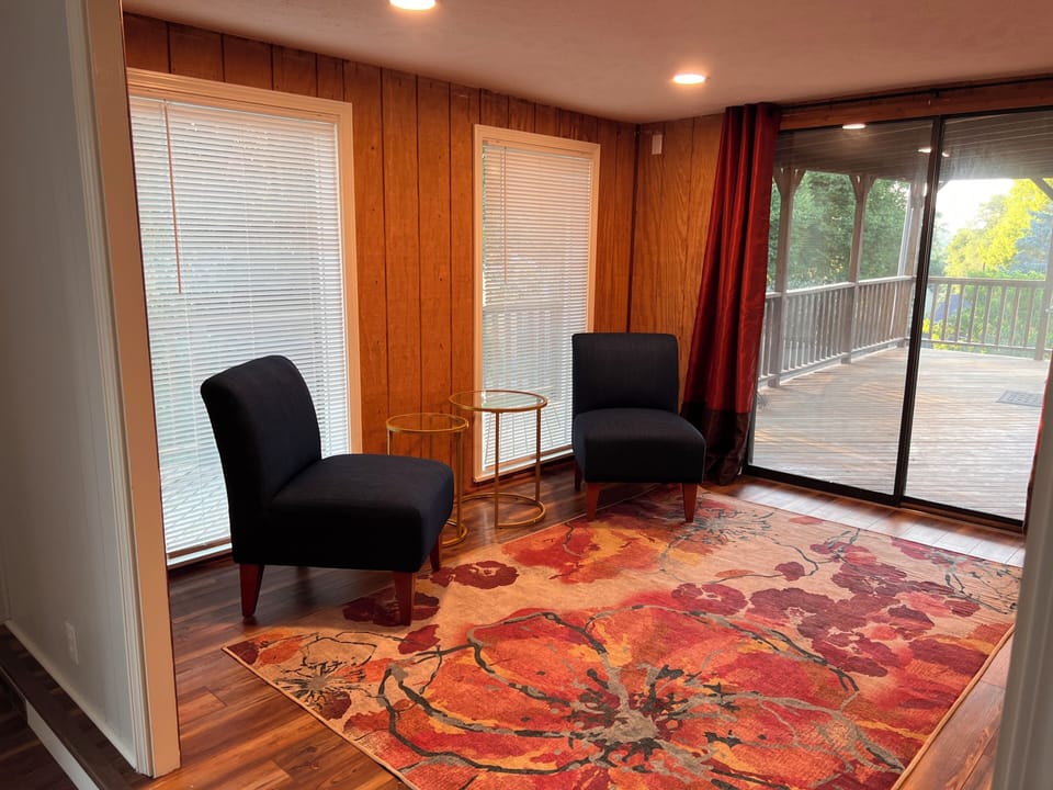 Secondary sitting and relax area.