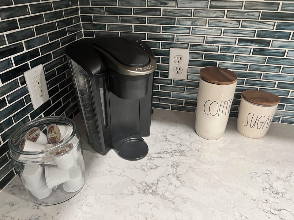 Enjoy complimentary Keurig capsules! 12 cup coffee maker also available 
