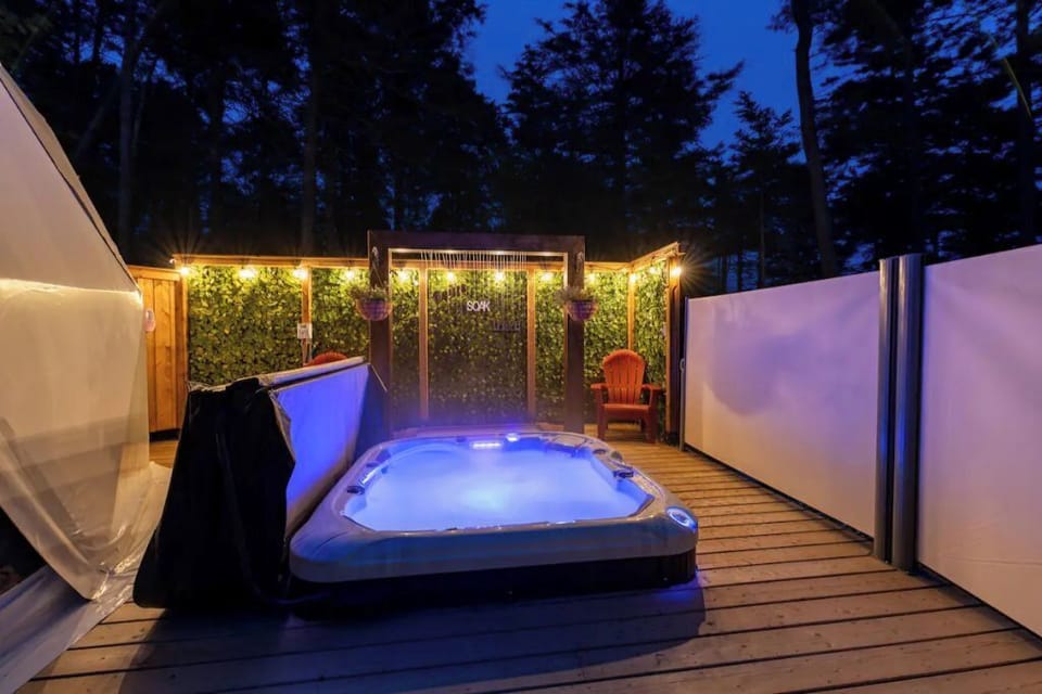 Awesome outdoor shower & water feature combination