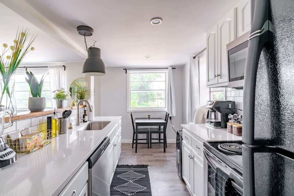 Guest Favorite Airbnb
Complete Culinary Haven Step into our kitchen, equipped with a Frigidaire refrigerator, electric stove, single oven, microwave, and dishwasher. From pots and pans to cooking basics, everything you need for cooking is at your fin