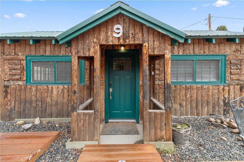 Escape to a rustic Grand Lake cabin with stunning mountain views and cozy, modern amenities.