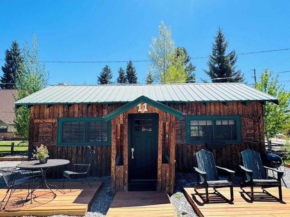 Enjoy panoramic mountain views right from your deck, perfect for sipping coffee in the morning or watching the sunset over the peaks.

