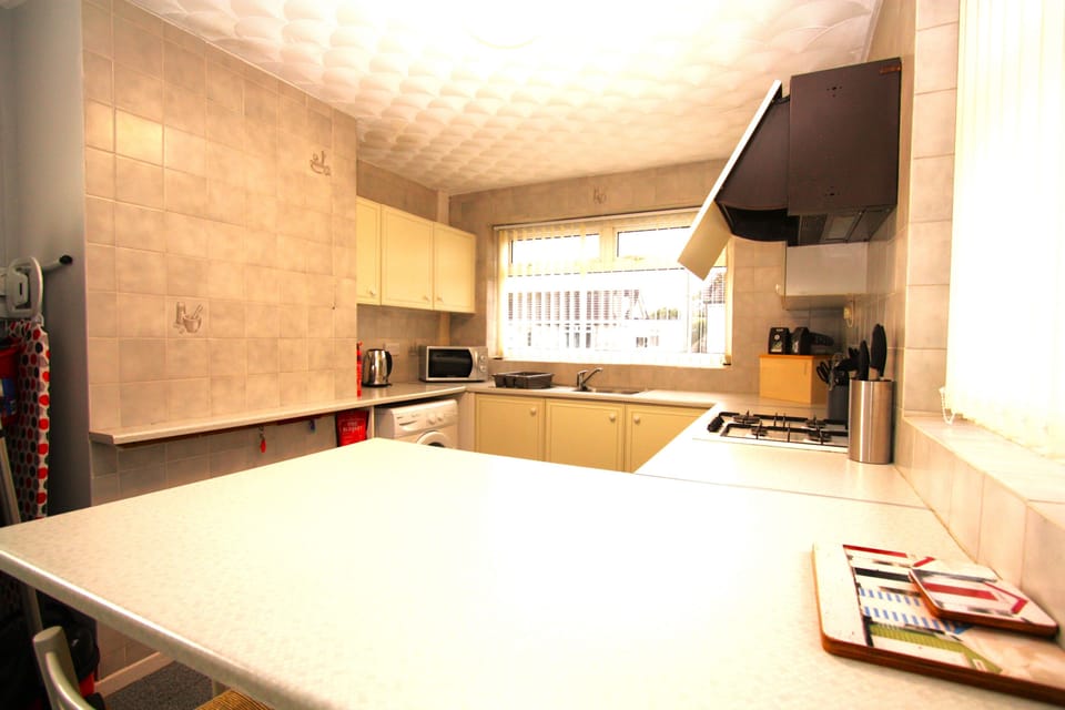 Dining to kitchen