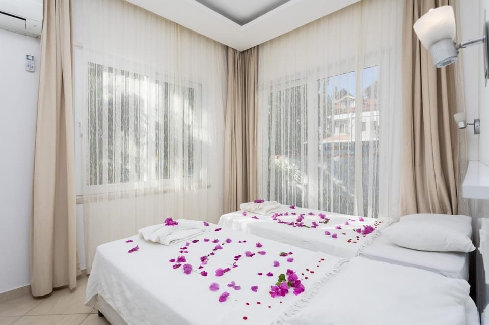 Twin bedroom with A/C