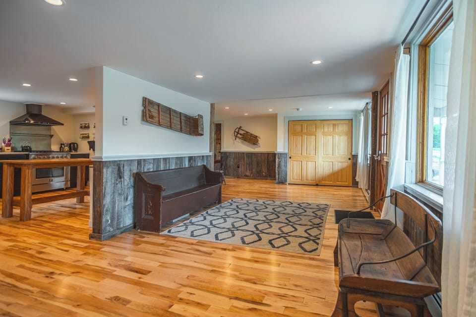 Large open entrance. Perfect for gathering your hiking gear or ski gear!