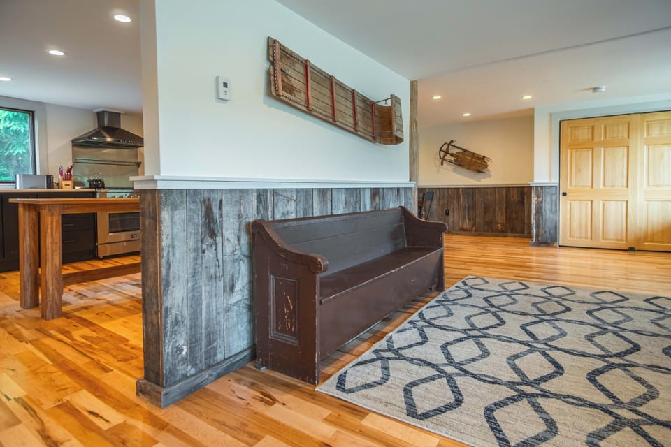 Large open entrance. Perfect for gathering your hiking gear or ski gear!